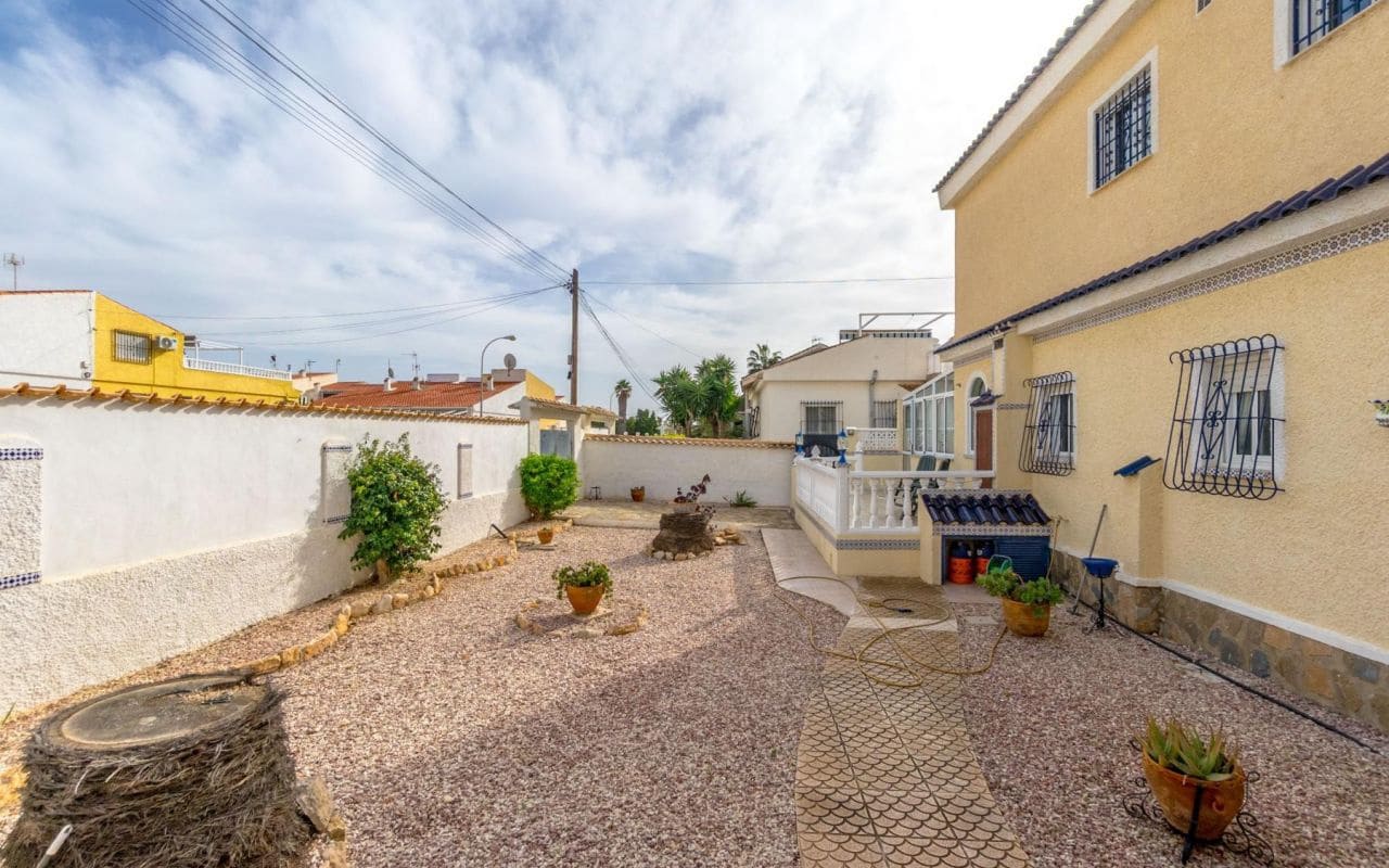 4 bedroom Villa for sale in Torrevieja with pool garage - € 549,000 (Ref: 9396563)