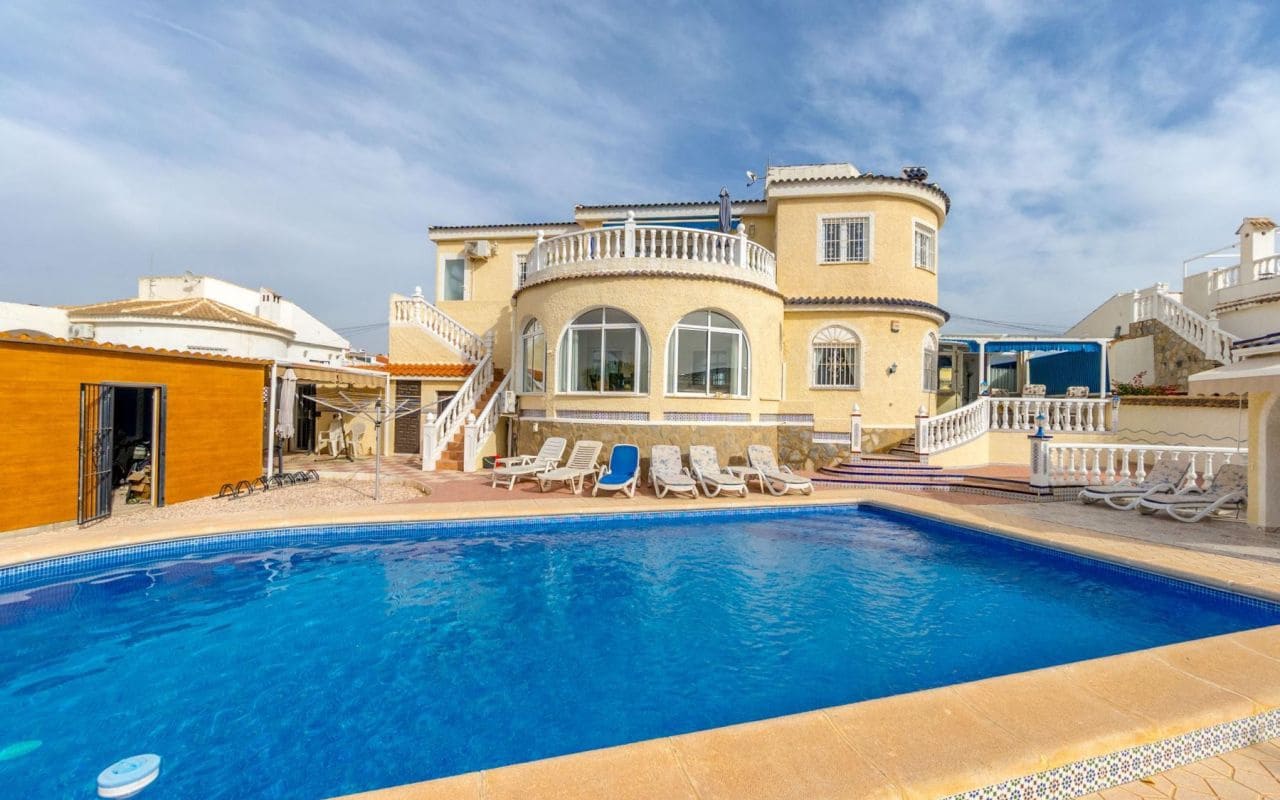 4 bedroom Villa for sale in Torrevieja with pool garage - € 549,000 (Ref: 9396563)