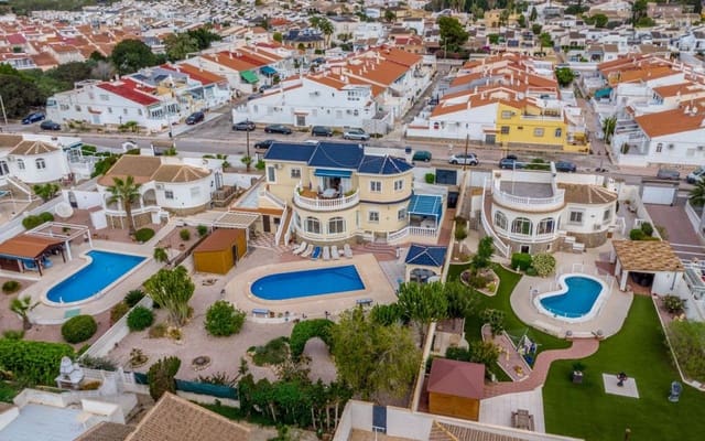 4 bedroom Villa for sale in Torrevieja with pool garage - € 549,000 (Ref: 9396563)