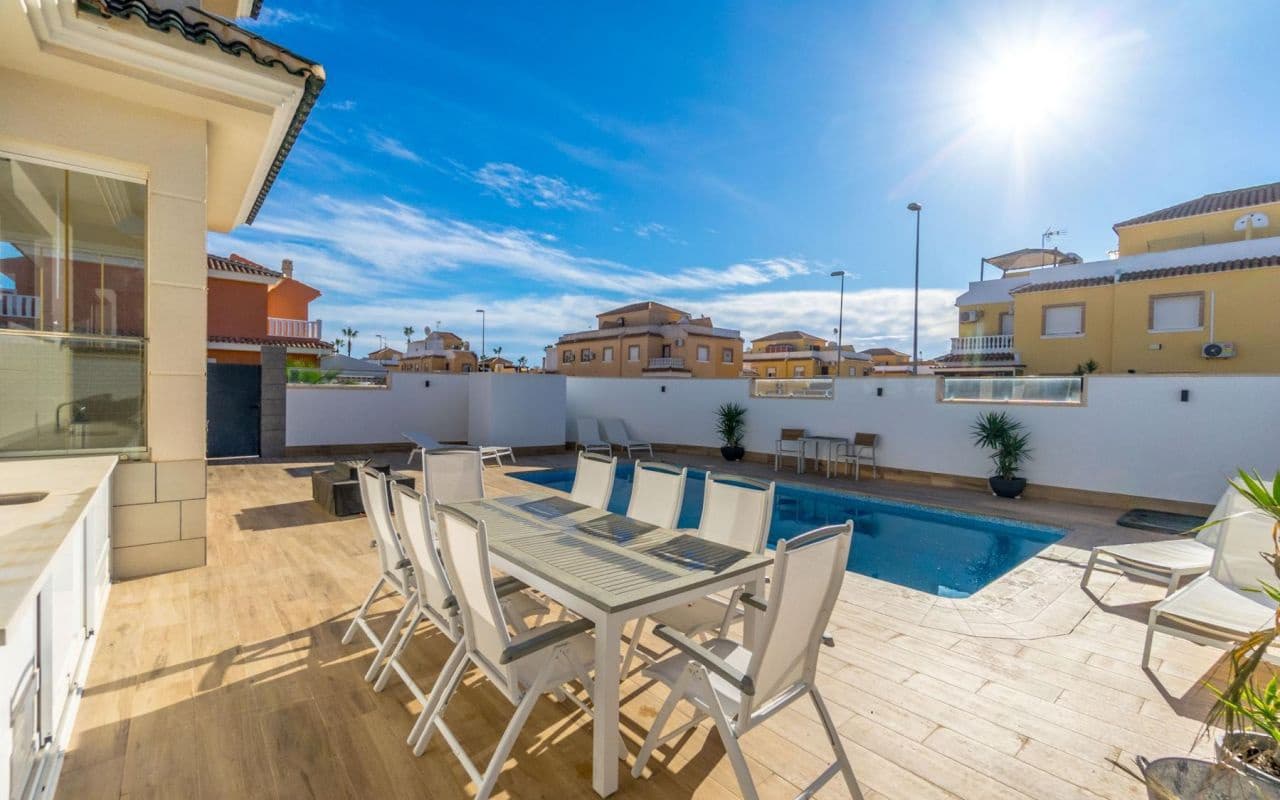 3 bedroom Villa for sale in Ciudad Quesada with pool - € 495,000 (Ref: 9399986)