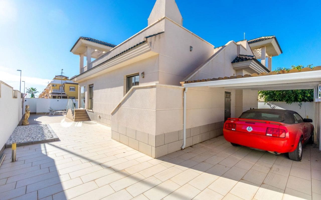 3 bedroom Villa for sale in Ciudad Quesada with pool - € 495,000 (Ref: 9399986)