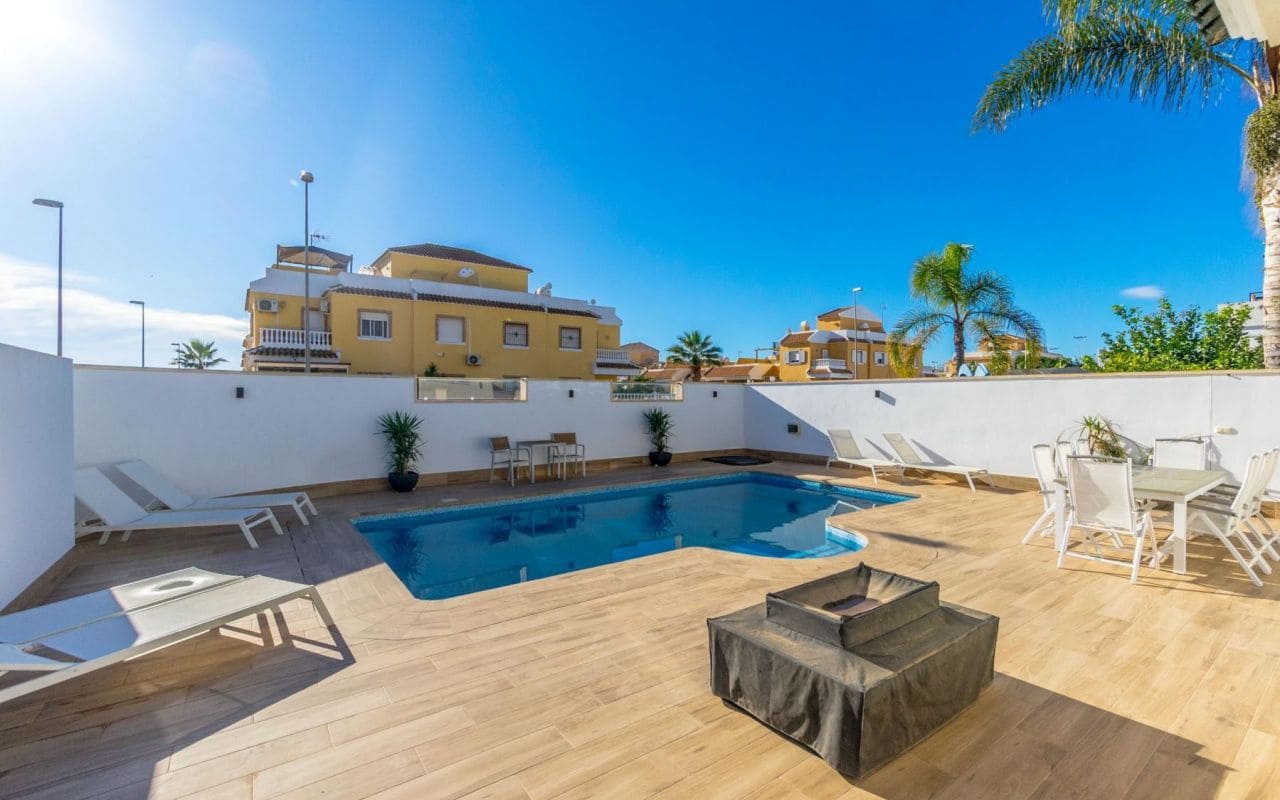 3 bedroom Villa for sale in Ciudad Quesada with pool - € 495,000 (Ref: 9399986)