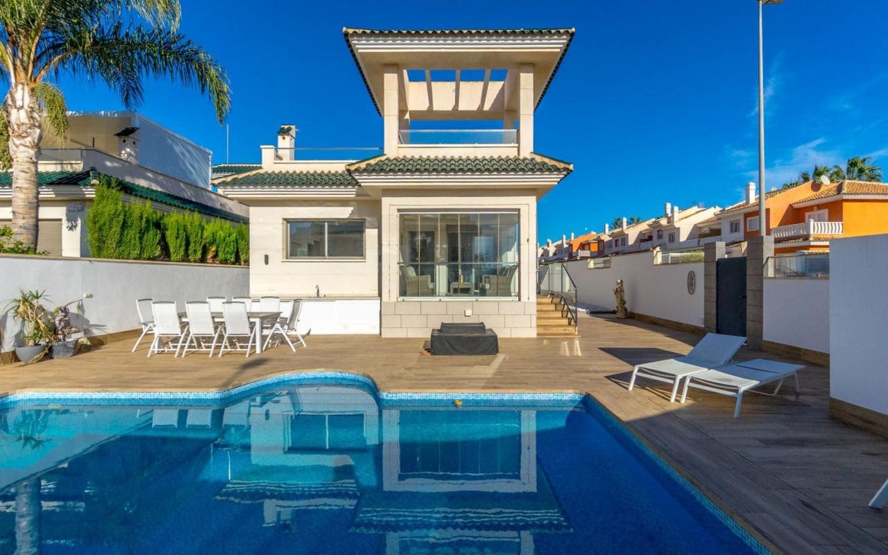 3 bedroom Villa for sale in Ciudad Quesada with pool - € 495,000 (Ref: 9399986)