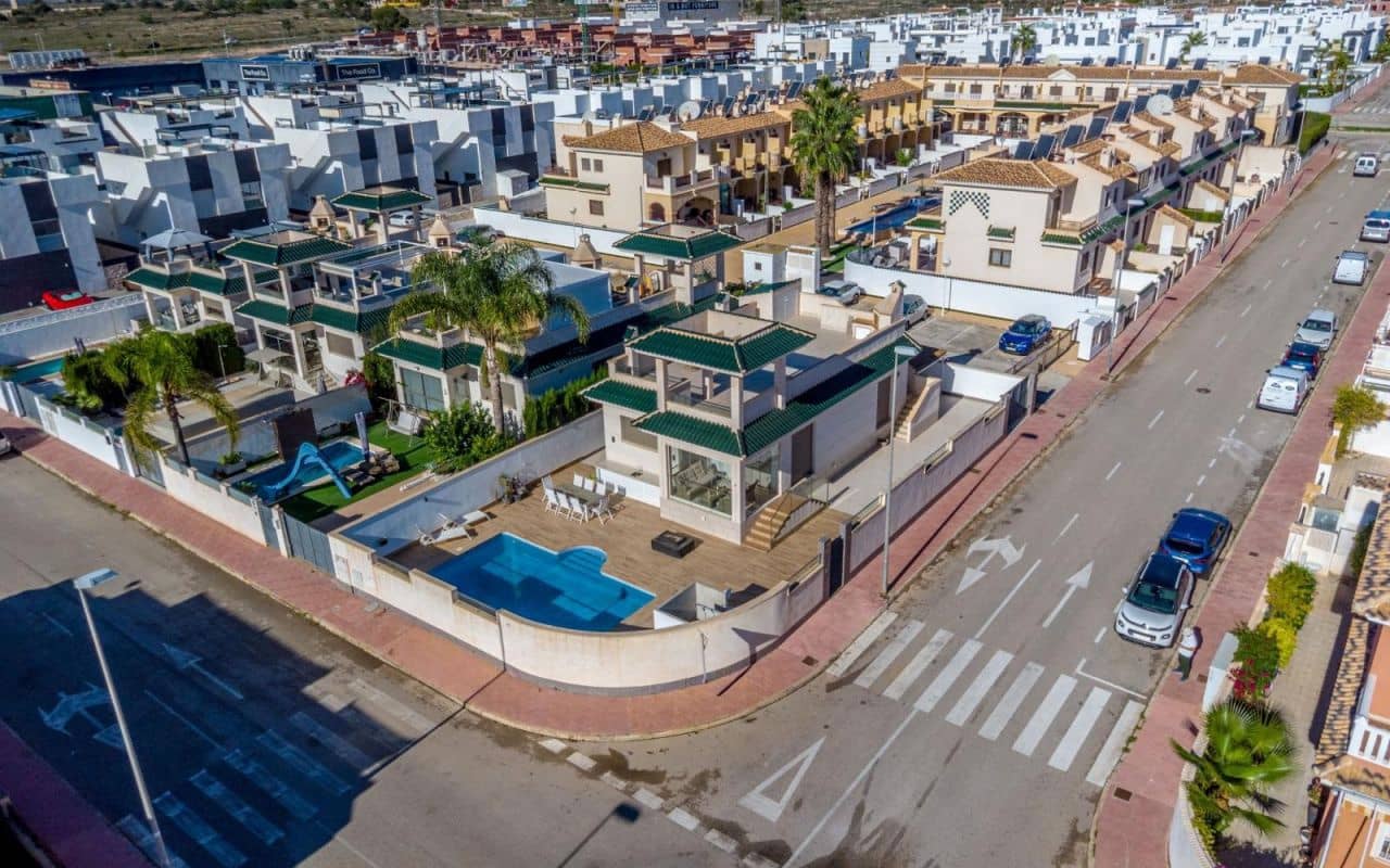 3 bedroom Villa for sale in Ciudad Quesada with pool - € 495,000 (Ref: 9399986)