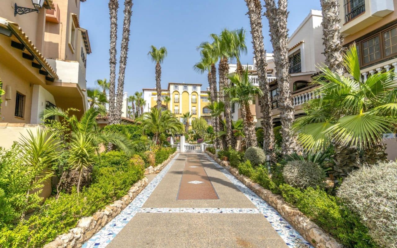 3 makuuhuone Huoneisto myytävänä paikassa Torrevieja mukana uima-altaan - 499 000 € (Ref: 9412712)