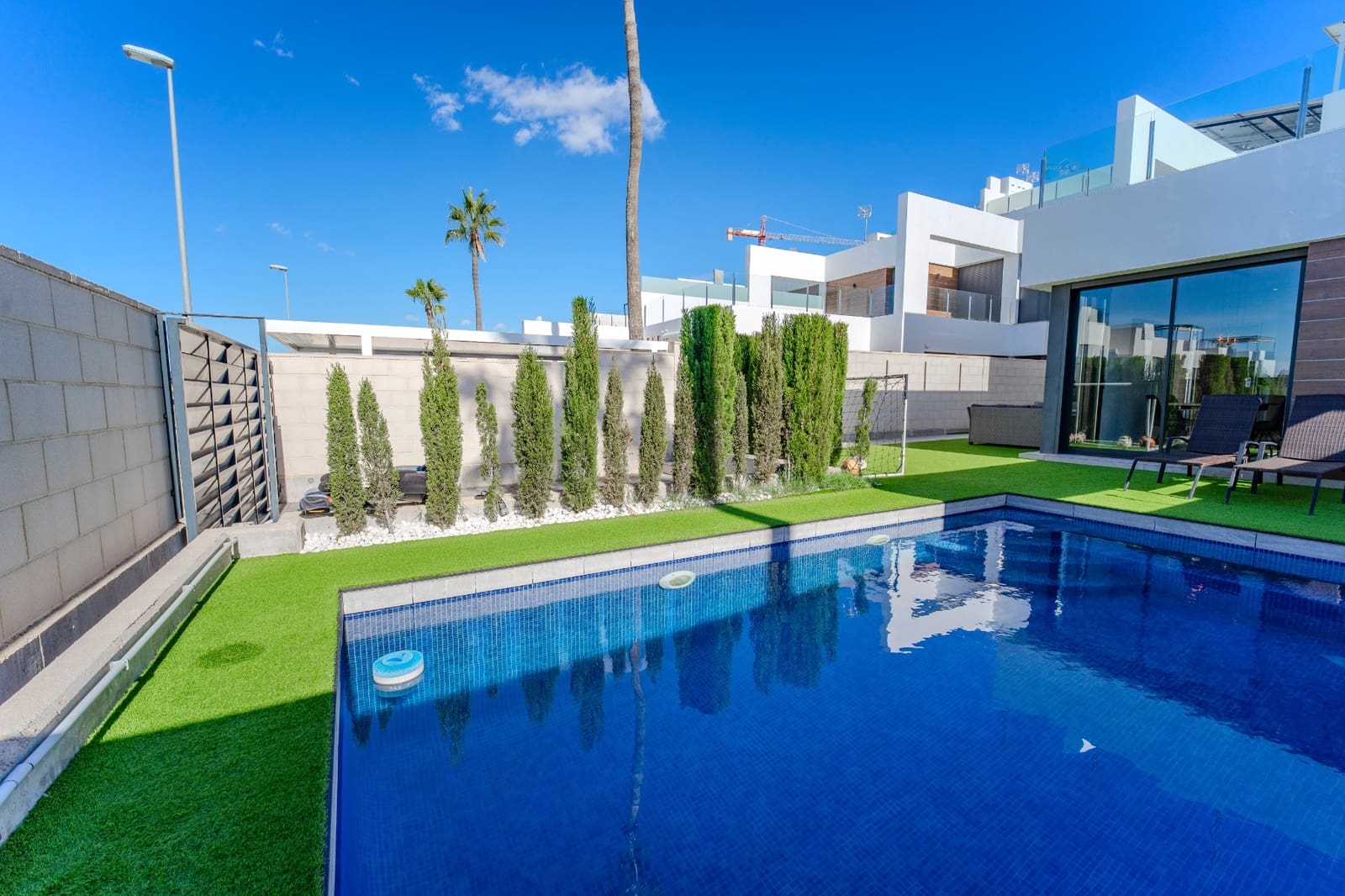 Chalet de 3 habitaciones en Benijófar en venta con piscina - 470.000 € (Ref: 9415118)