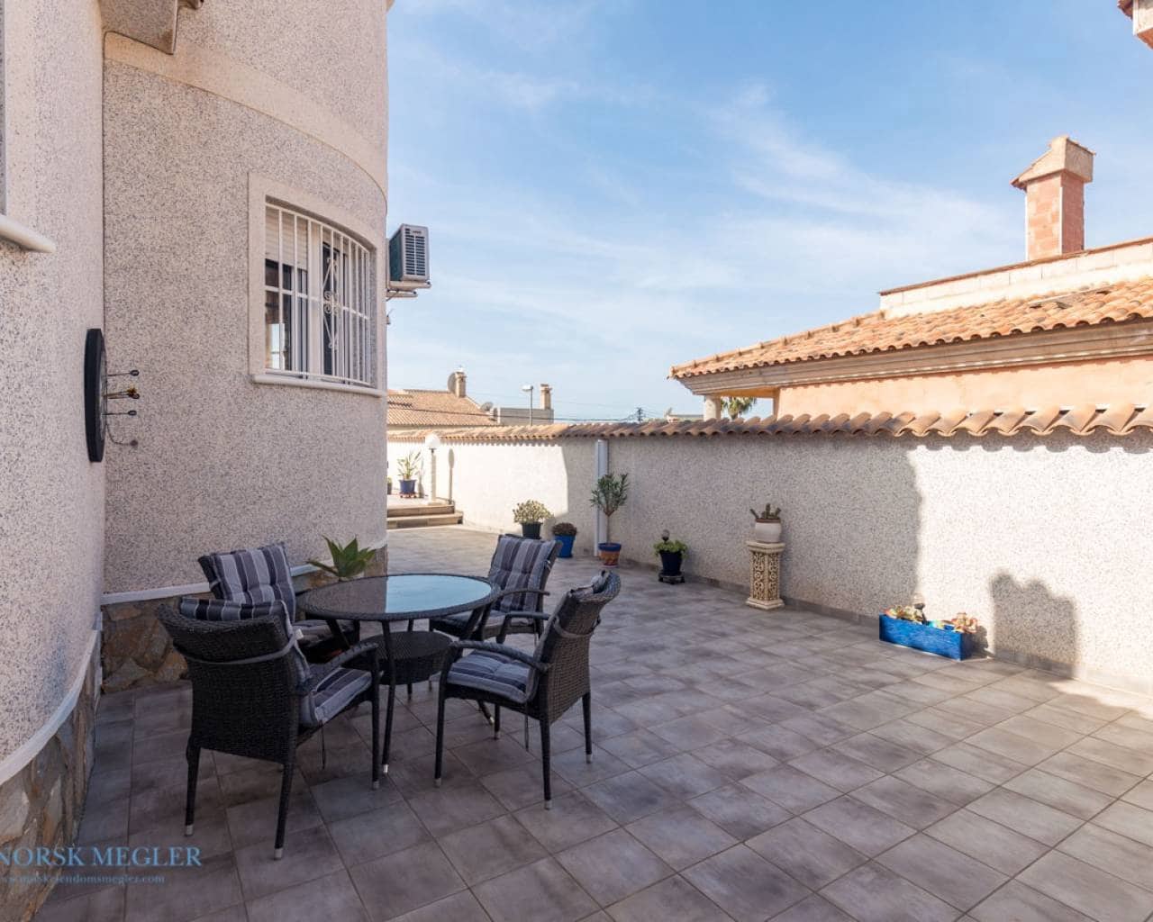 Chalet de 2 habitaciones en Ciudad Quesada en venta con piscina - 420.000 € (Ref: 9426237)