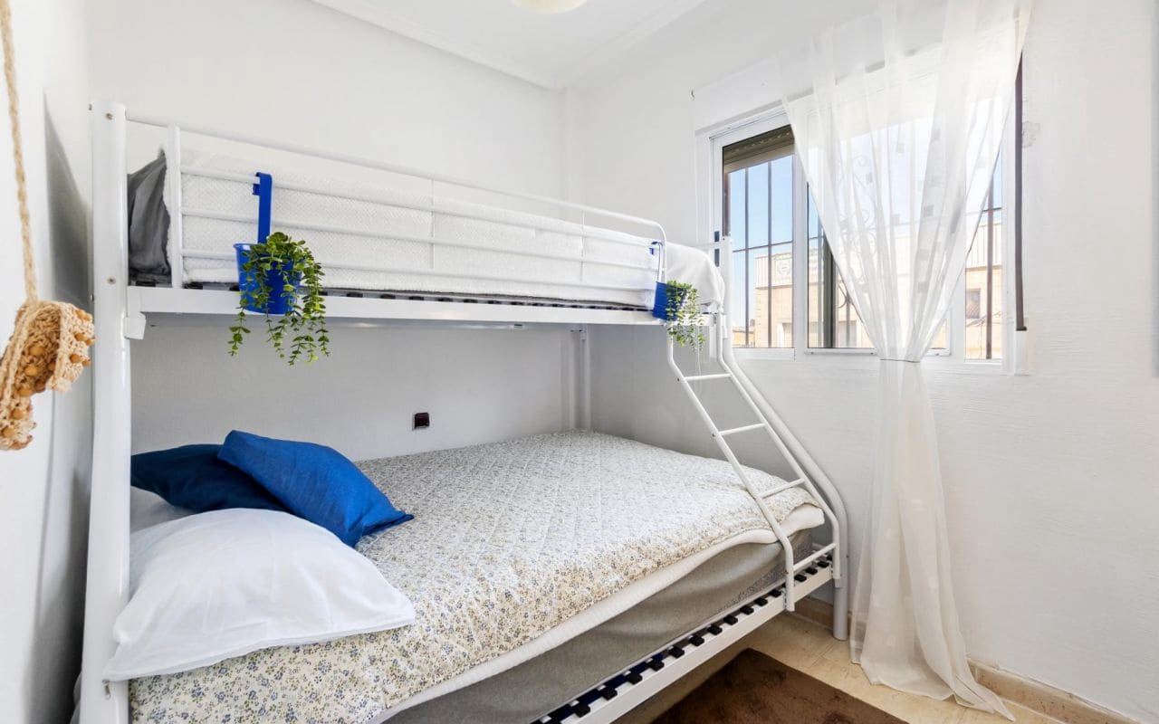 2 makuuhuone Huoneisto myytävänä paikassa Torrevieja mukana uima-altaan - 125 000 € (Ref: 9426528)