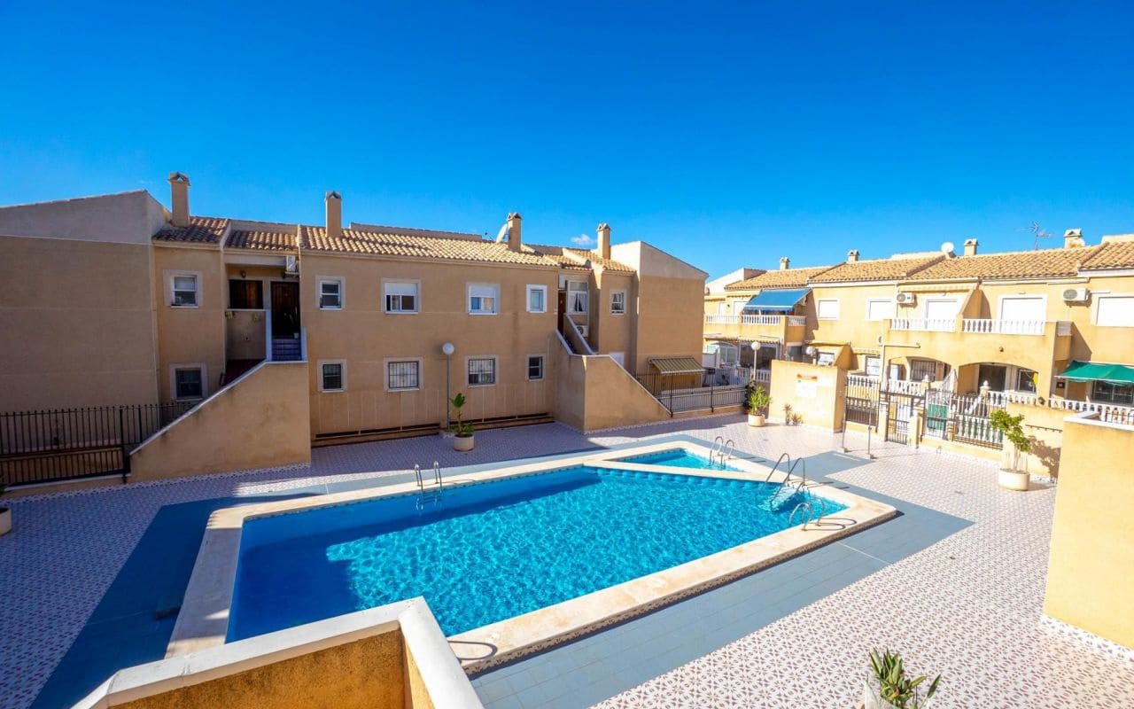 2 makuuhuone Huoneisto myytävänä paikassa Torrevieja mukana uima-altaan - 125 000 € (Ref: 9426528)