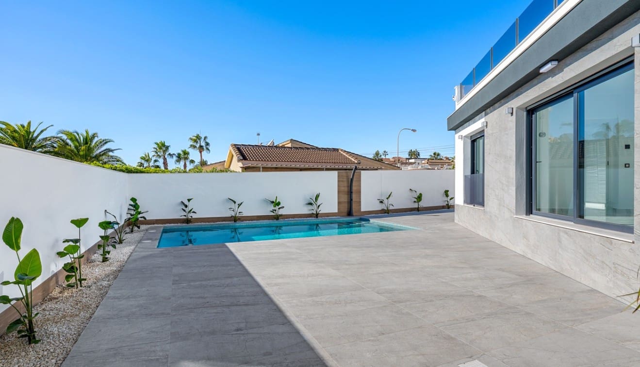 4 bedroom Villa for sale in Ciudad Quesada with pool - € 799,000 (Ref: 9431847)