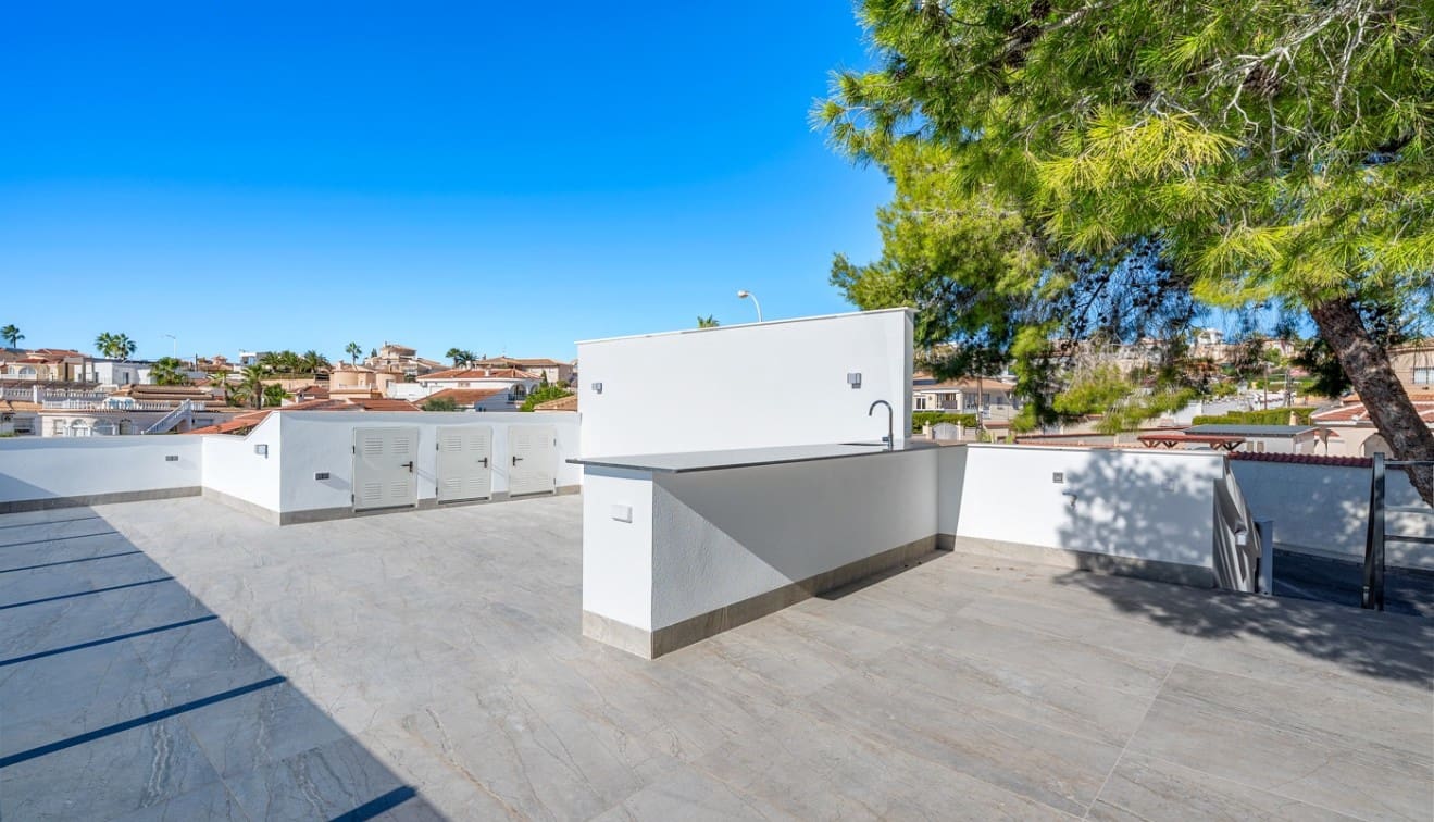 4 bedroom Villa for sale in Ciudad Quesada with pool - € 799,000 (Ref: 9431847)