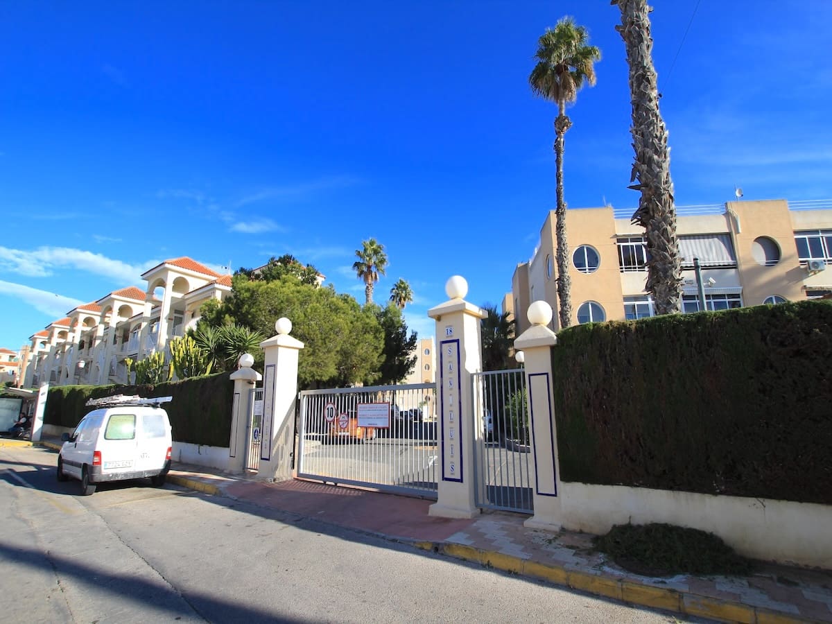 2 bedroom Apartment for sale in Torrevieja with pool - € 126,850 (Ref: 9433440)