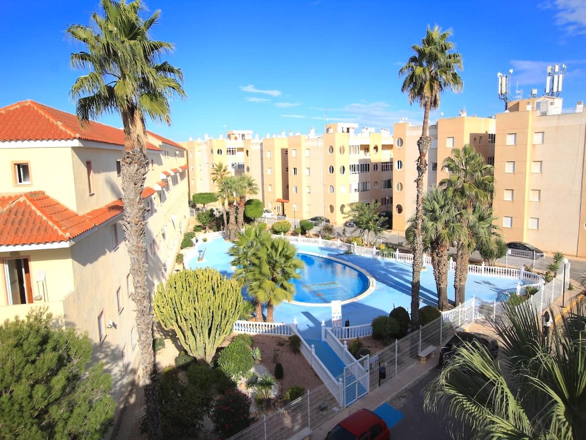 2 bedroom Apartment for sale in Torrevieja with pool - € 126,850 (Ref: 9433440)