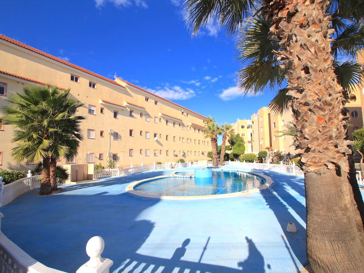 2 bedroom Apartment for sale in Torrevieja with pool - € 126,850 (Ref: 9433440)