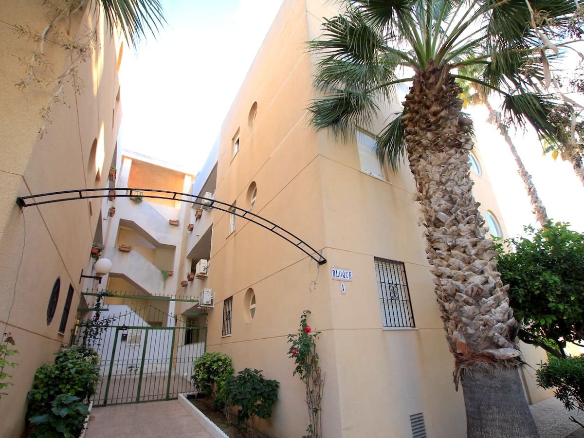 2 bedroom Apartment for sale in Torrevieja with pool - € 126,850 (Ref: 9433440)