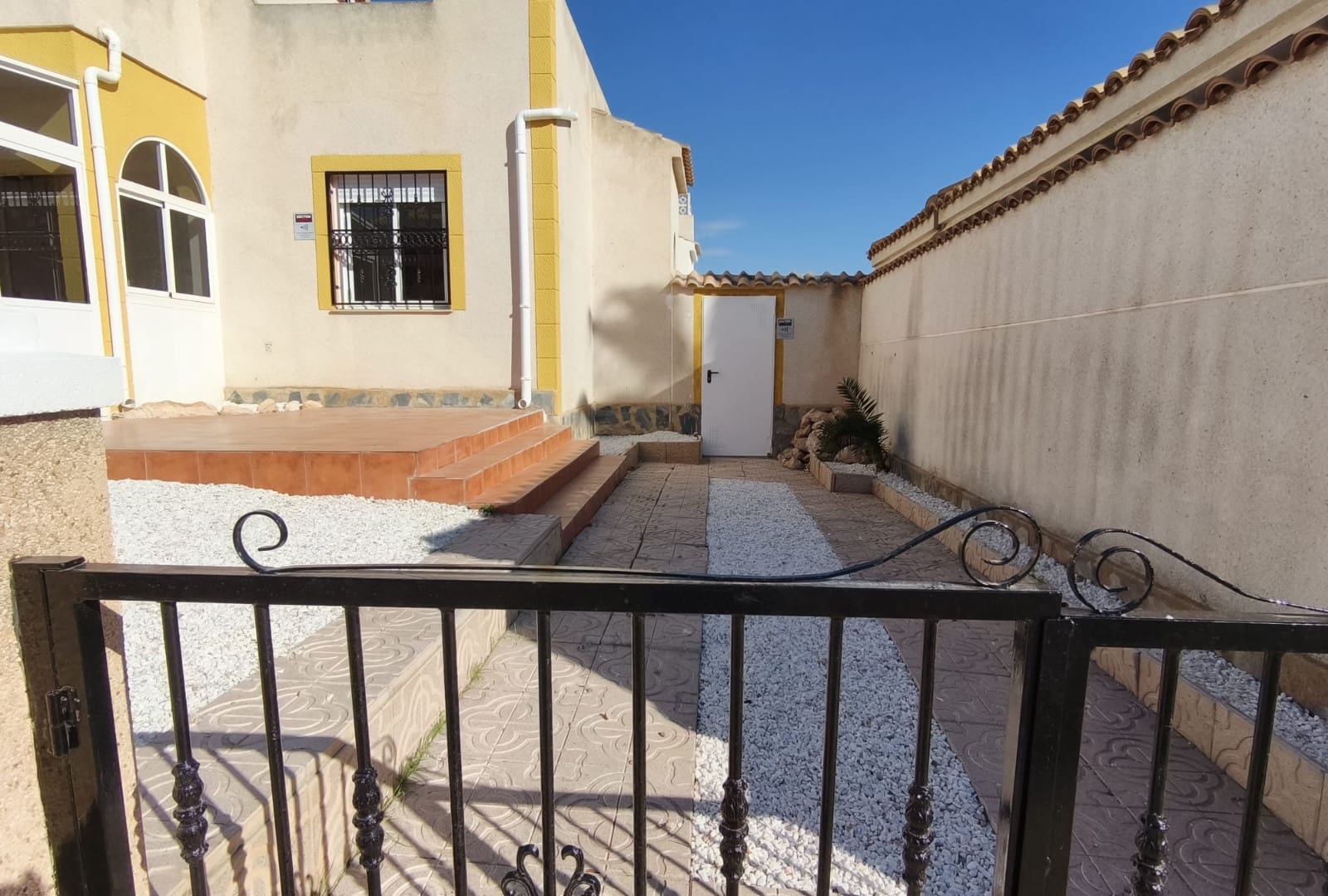 Rækkehus til salg i Punta Prima med swimmingpool - € 230.000 (Ref: 9447202)