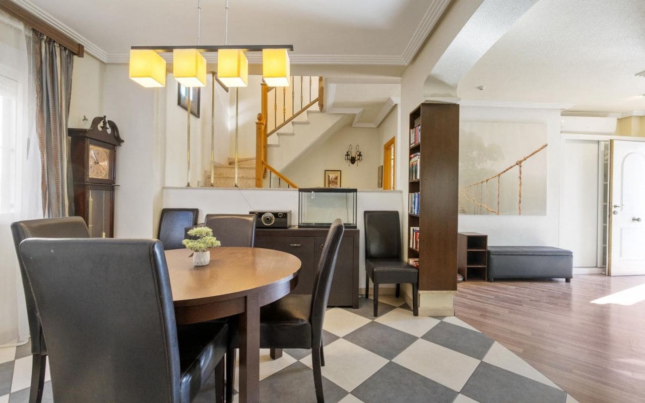 3 makuuhuone Huvila myytävänä paikassa Orihuela Costa mukana uima-altaan 
autotalli - 345 000 € (Ref: 9453664)