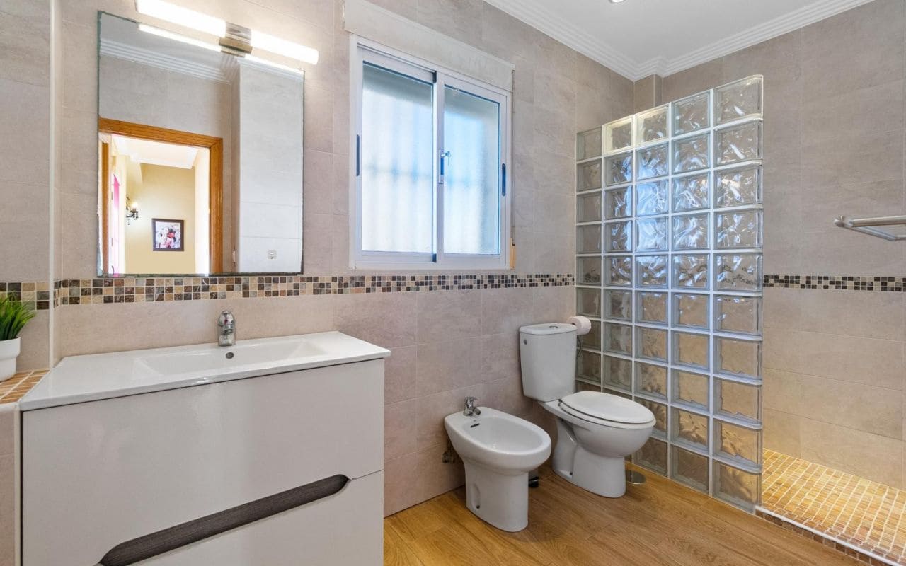 3 makuuhuone Huvila myytävänä paikassa Orihuela Costa mukana uima-altaan 
autotalli - 345 000 € (Ref: 9453664)