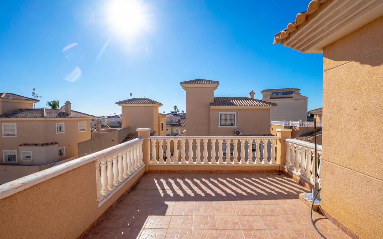 3 makuuhuone Huvila myytävänä paikassa Orihuela Costa mukana uima-altaan 
autotalli - 345 000 € (Ref: 9453664)