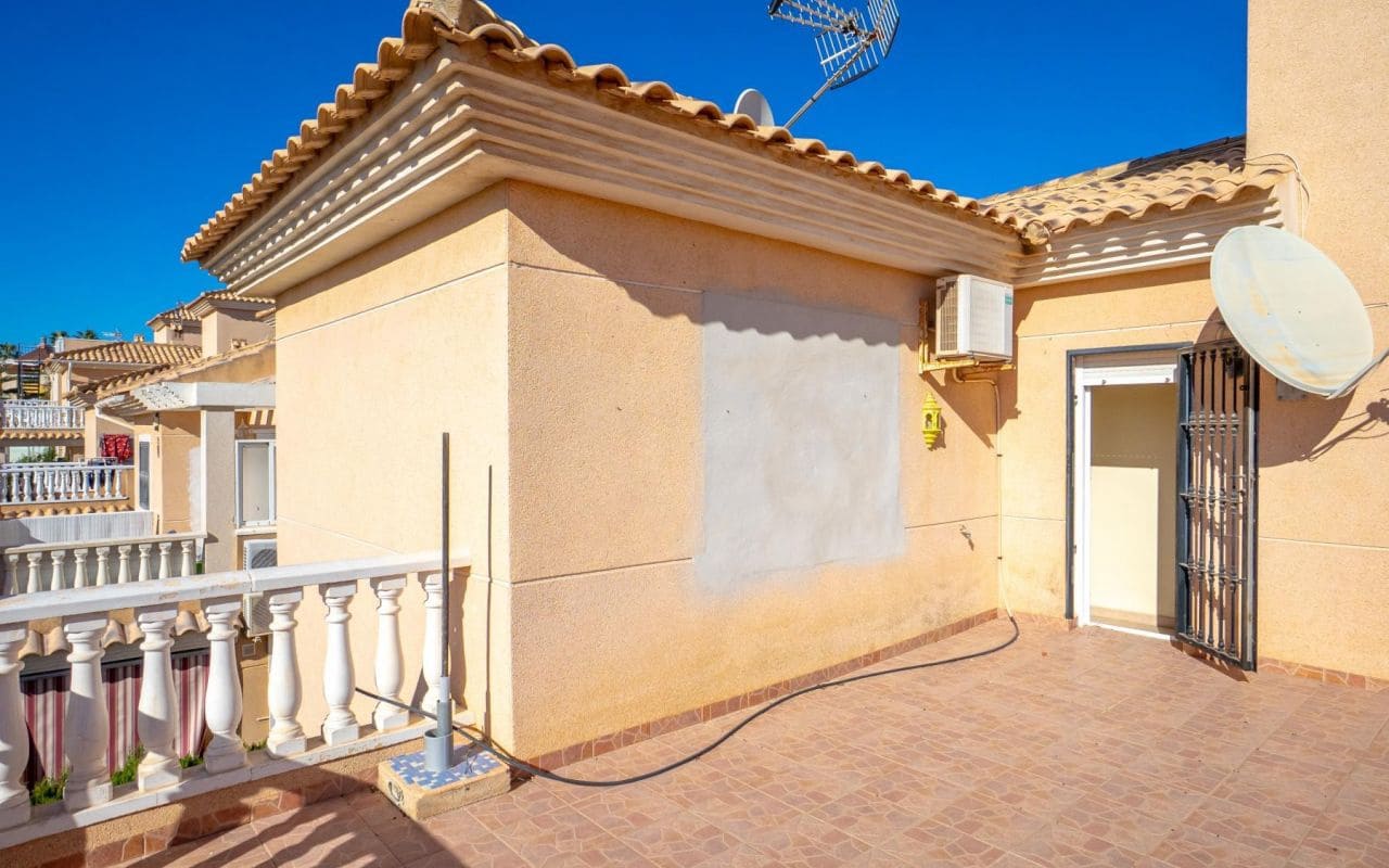 3 makuuhuone Huvila myytävänä paikassa Orihuela Costa mukana uima-altaan 
autotalli - 345 000 € (Ref: 9453664)