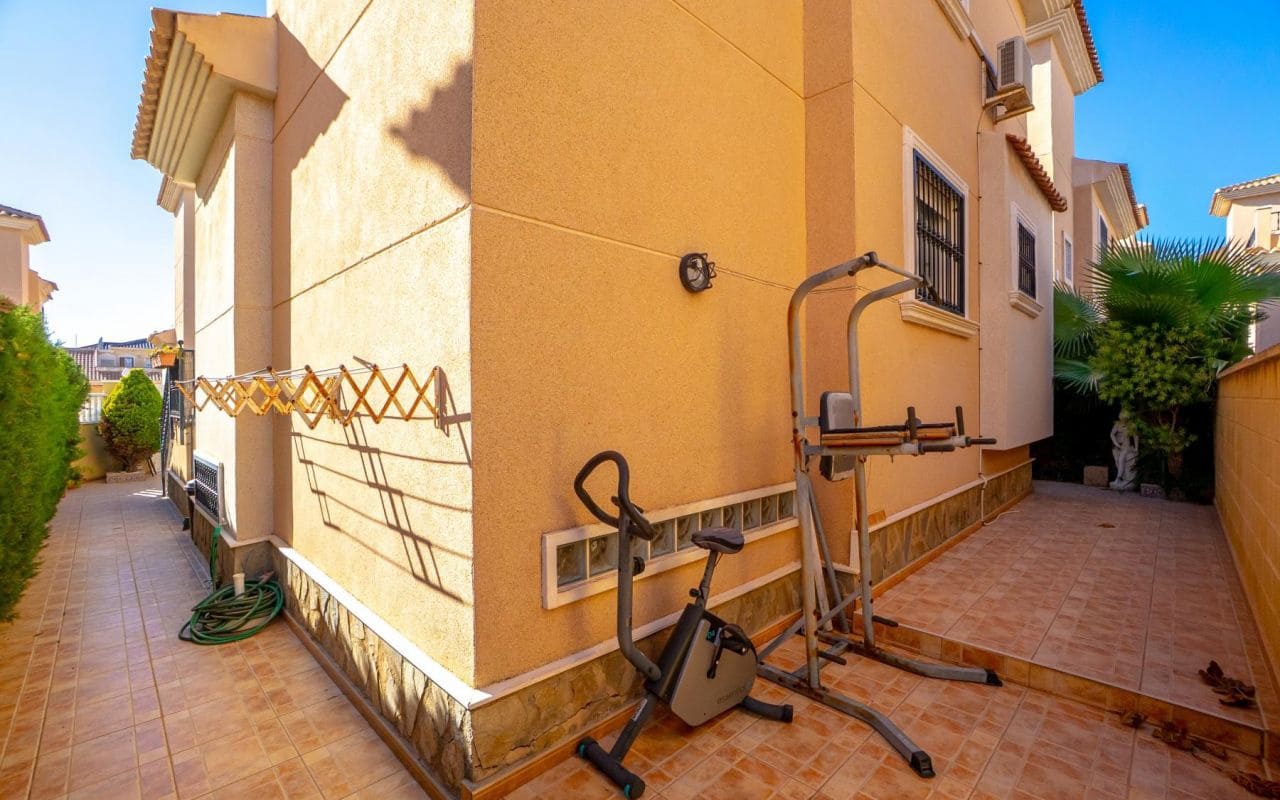 3 makuuhuone Huvila myytävänä paikassa Orihuela Costa mukana uima-altaan 
autotalli - 345 000 € (Ref: 9453664)