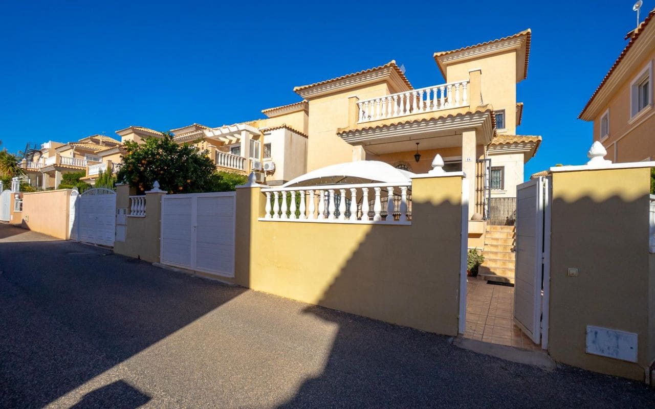 3 makuuhuone Huvila myytävänä paikassa Orihuela Costa mukana uima-altaan 
autotalli - 345 000 € (Ref: 9453664)