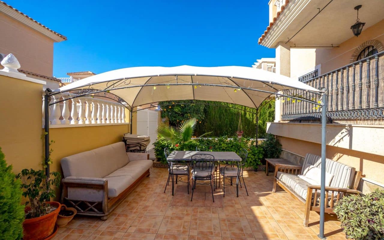 3 makuuhuone Huvila myytävänä paikassa Orihuela Costa mukana uima-altaan 
autotalli - 345 000 € (Ref: 9453664)