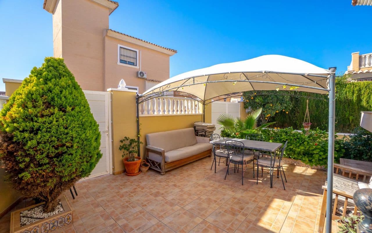 3 makuuhuone Huvila myytävänä paikassa Orihuela Costa mukana uima-altaan 
autotalli - 345 000 € (Ref: 9453664)