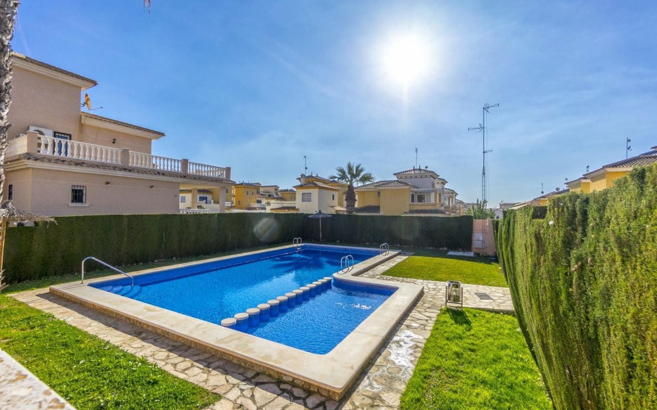 3 makuuhuone Huvila myytävänä paikassa Orihuela Costa mukana uima-altaan 
autotalli - 345 000 € (Ref: 9453664)