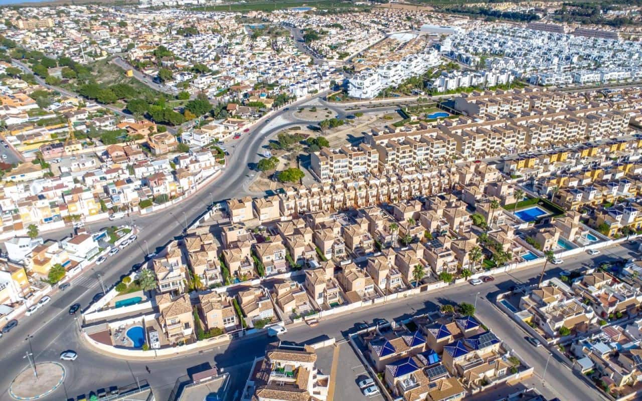 3 makuuhuone Huvila myytävänä paikassa Orihuela Costa mukana uima-altaan 
autotalli - 345 000 € (Ref: 9453664)