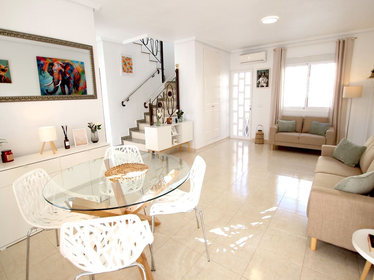 3 soveværelse Byhus til salg i Ciudad Quesada med swimmingpool - € 220.000 (Ref: 9465978)