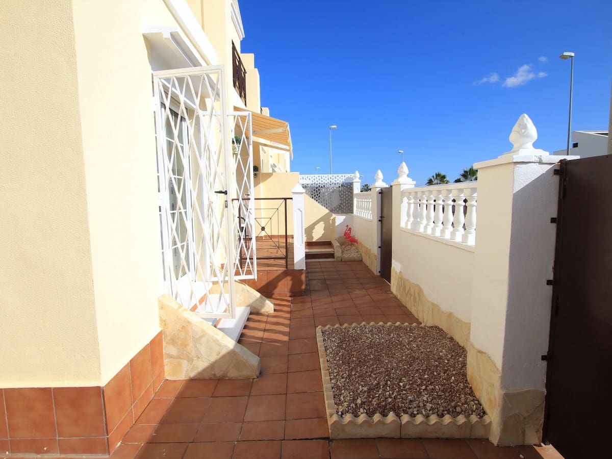 3 soveværelse Byhus til salg i Ciudad Quesada med swimmingpool - € 220.000 (Ref: 9465978)