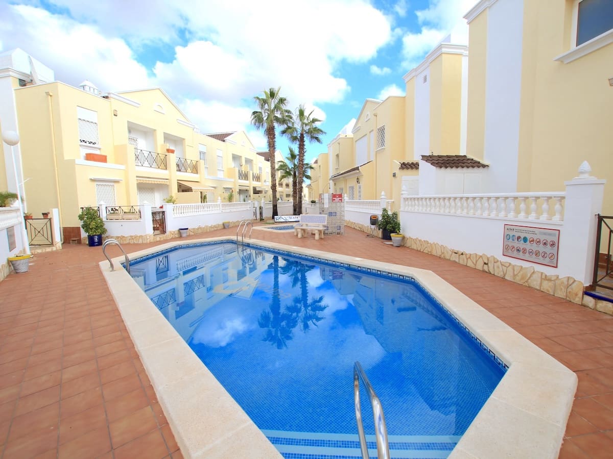 3 soveværelse Byhus til salg i Ciudad Quesada med swimmingpool - € 220.000 (Ref: 9465978)