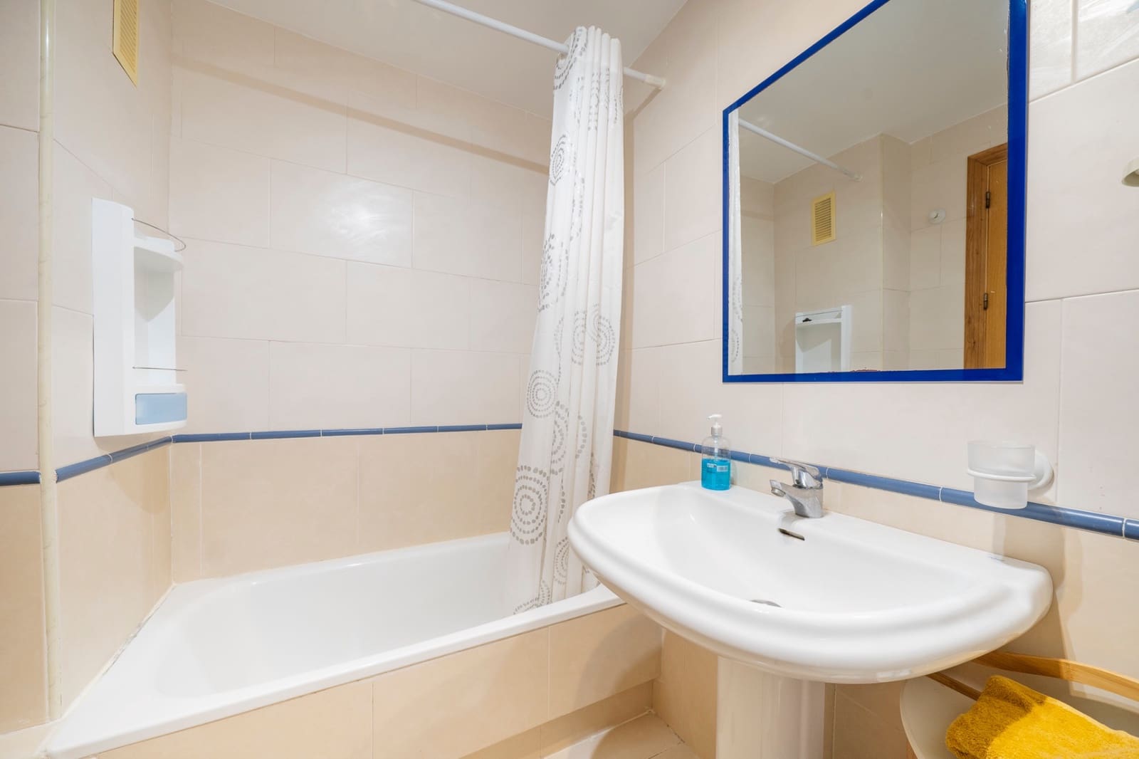 2 bedroom Apartment for sale in Torrevieja with pool - € 185,000 (Ref: 9479263)