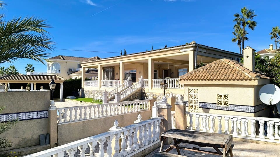 3 bedroom Villa for sale in Ciudad Quesada with pool garage - € 525,000 (Ref: 9500627)