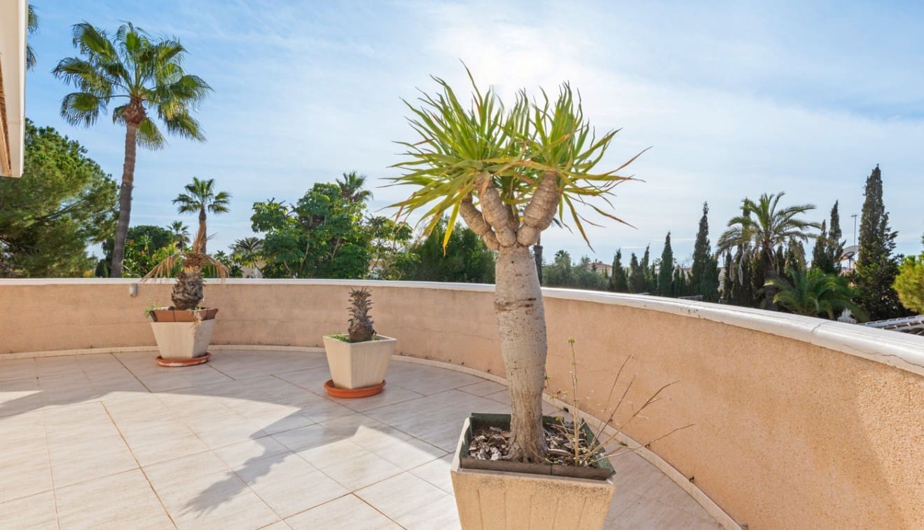 5 bedroom Villa for sale in Ciudad Quesada with pool garage - € 800,000 (Ref: 9510232)