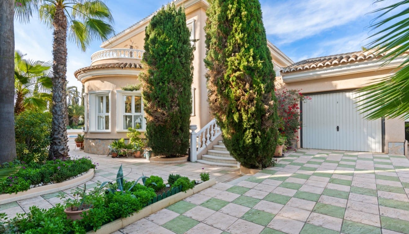 5 bedroom Villa for sale in Ciudad Quesada with pool garage - € 800,000 (Ref: 9510232)