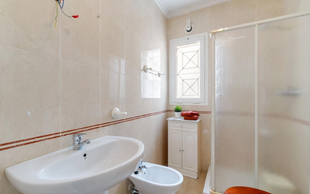 3 chambre Villa/Maison Mitoyenne à vendre à Torrevieja avec piscine - 229 000 € (Ref: 9525293)