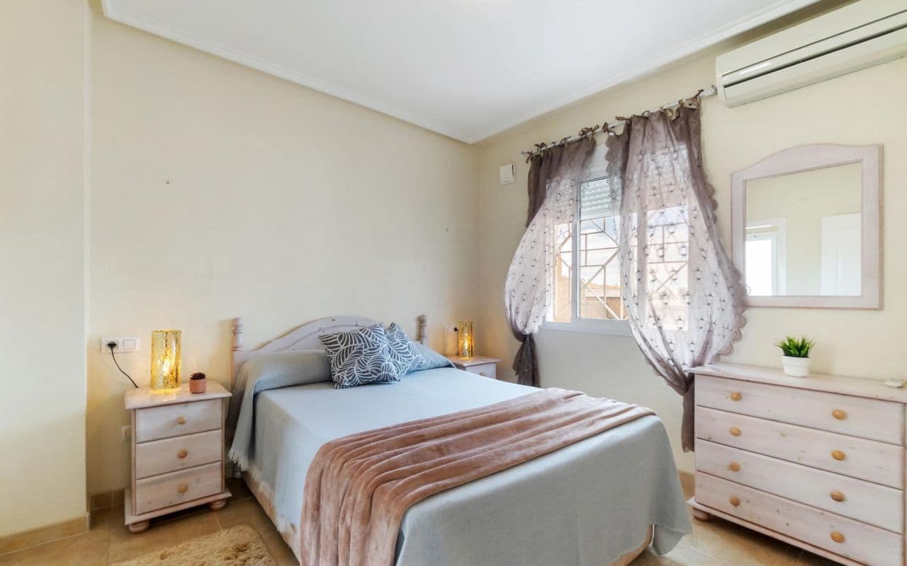 3 chambre Villa/Maison Mitoyenne à vendre à Torrevieja avec piscine - 229 000 € (Ref: 9525293)