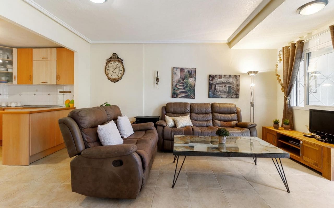 3 chambre Villa/Maison Mitoyenne à vendre à Torrevieja avec piscine - 229 000 € (Ref: 9525293)