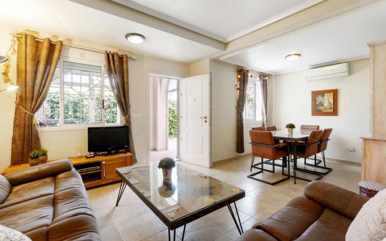 3 chambre Villa/Maison Mitoyenne à vendre à Torrevieja avec piscine - 229 000 € (Ref: 9525293)