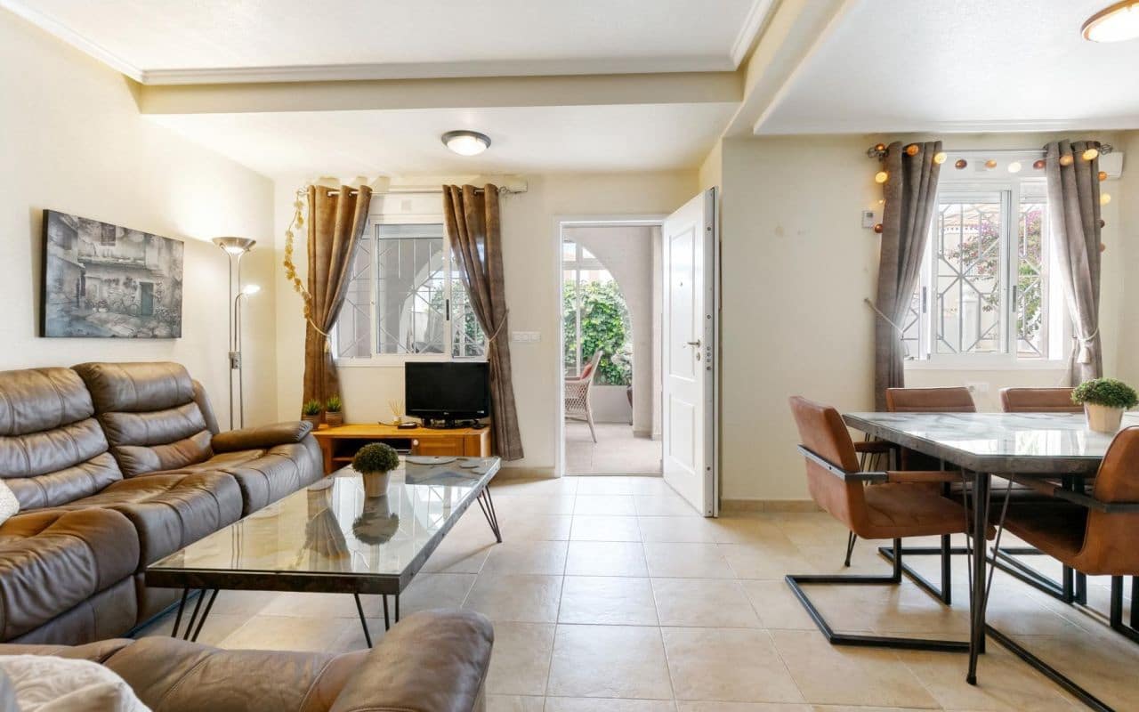 3 chambre Villa/Maison Mitoyenne à vendre à Torrevieja avec piscine - 229 000 € (Ref: 9525293)