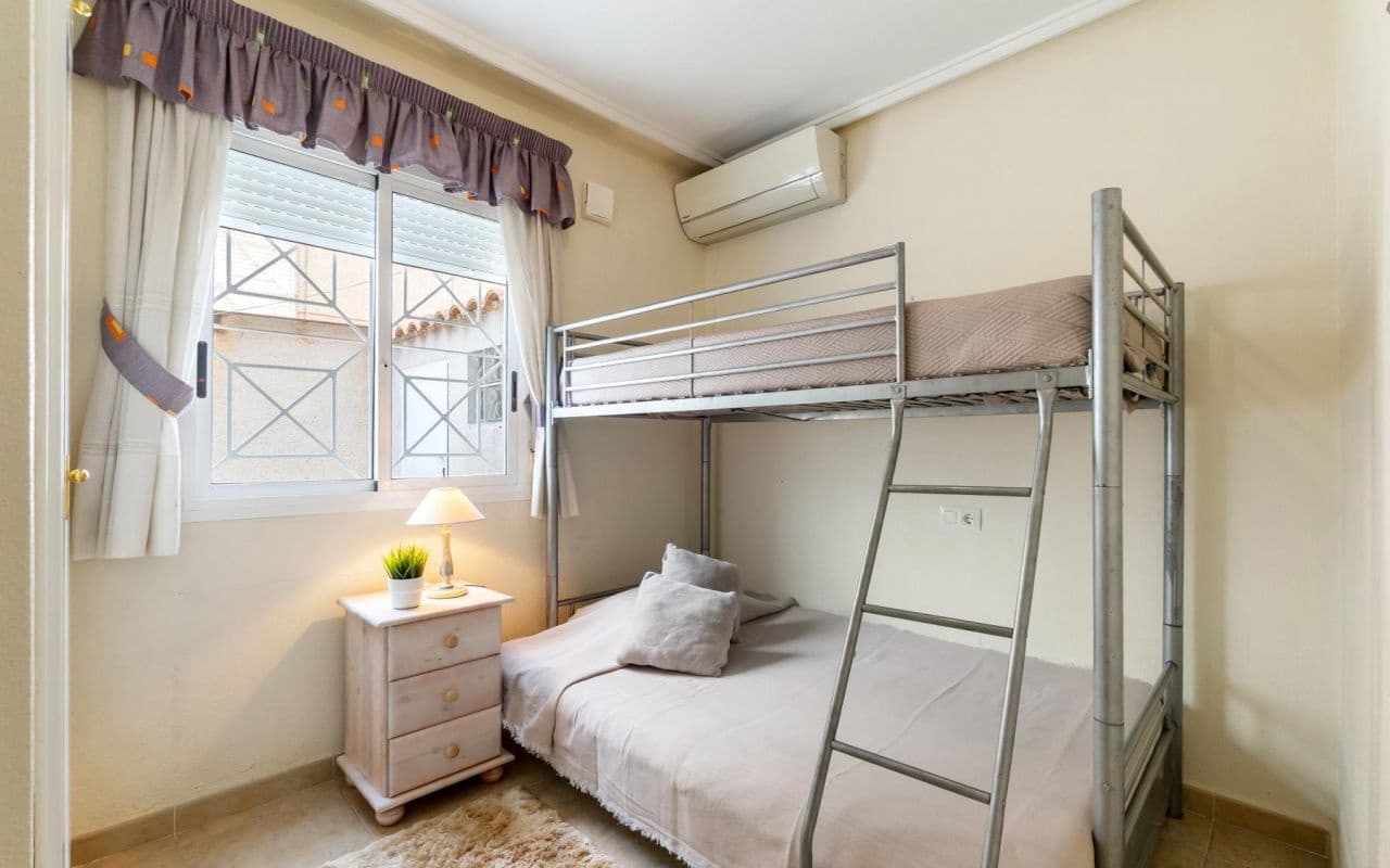 3 chambre Villa/Maison Mitoyenne à vendre à Torrevieja avec piscine - 229 000 € (Ref: 9525293)