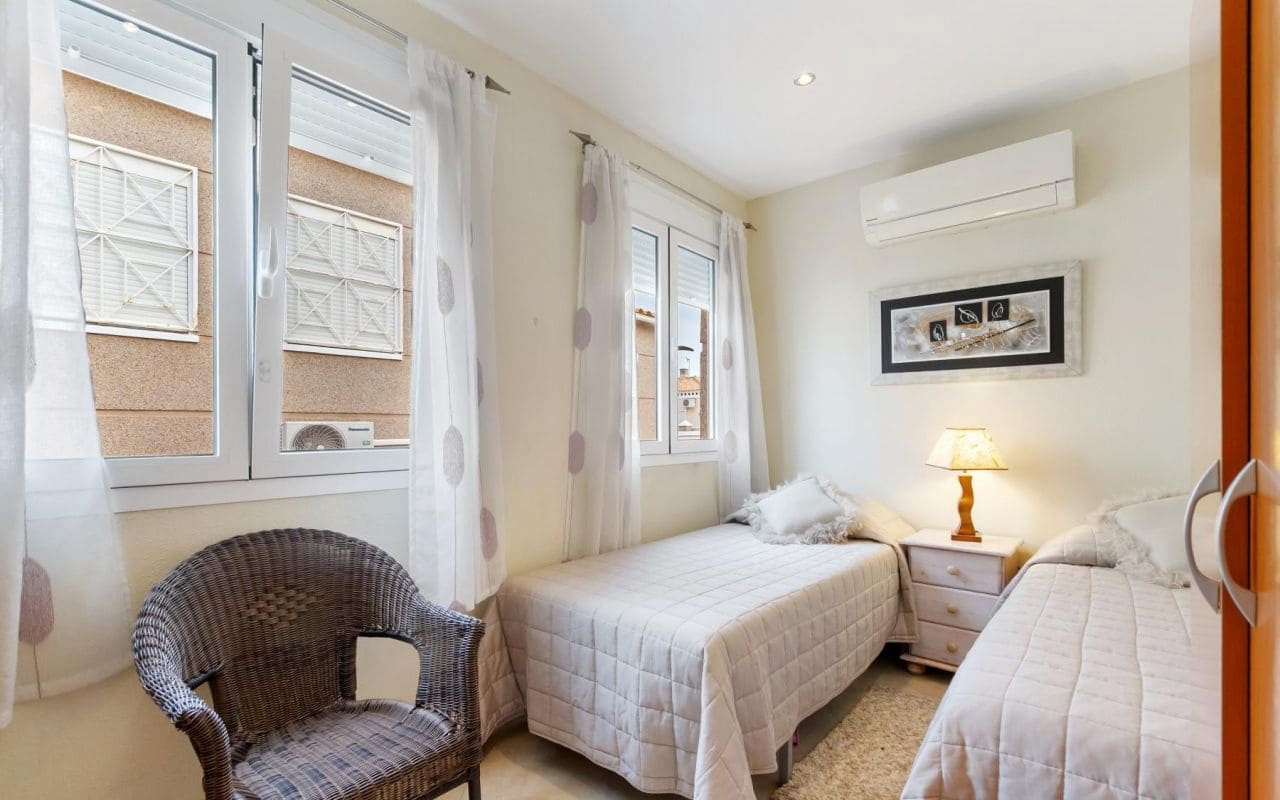 3 chambre Villa/Maison Mitoyenne à vendre à Torrevieja avec piscine - 229 000 € (Ref: 9525293)