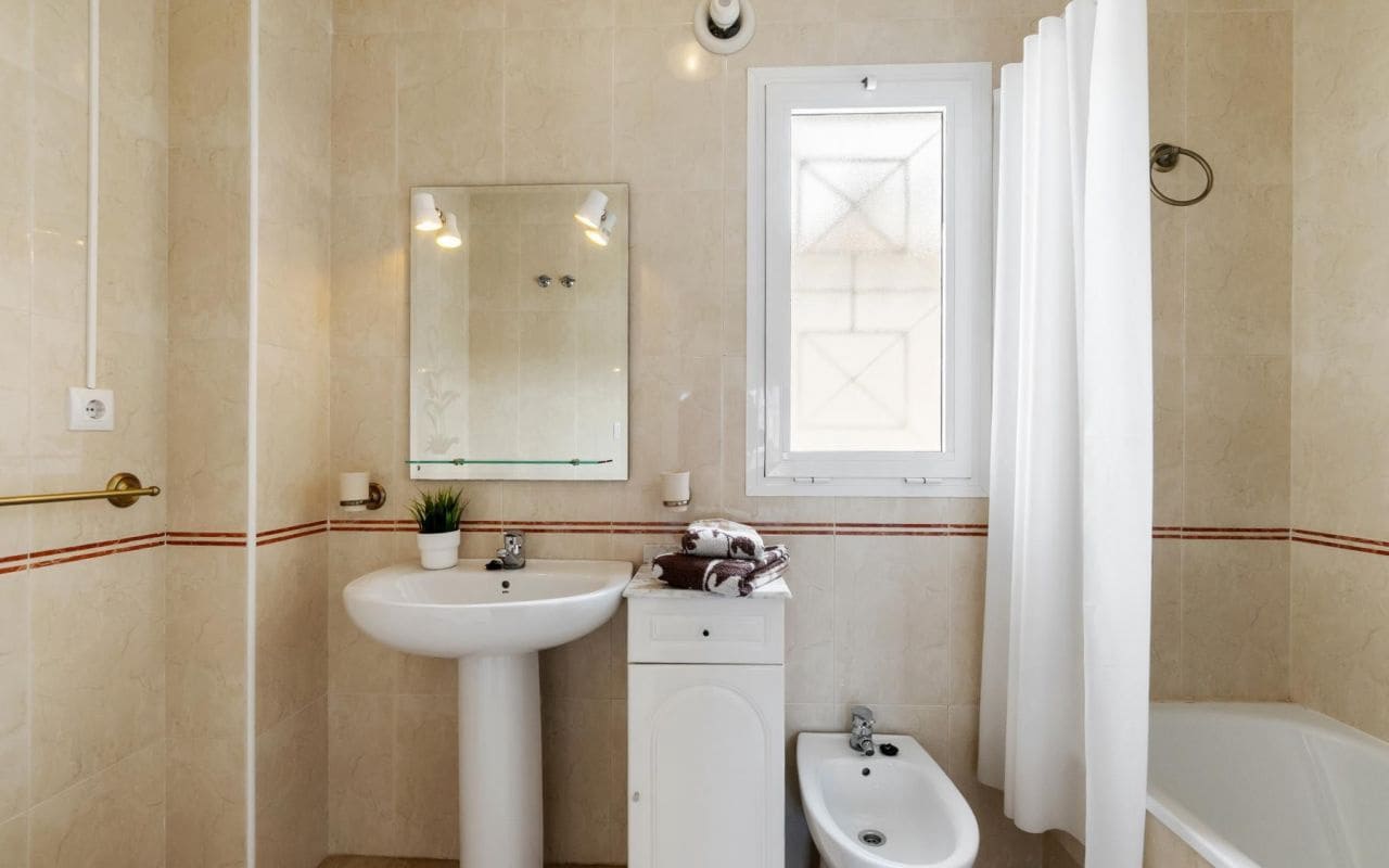 3 chambre Villa/Maison Mitoyenne à vendre à Torrevieja avec piscine - 229 000 € (Ref: 9525293)