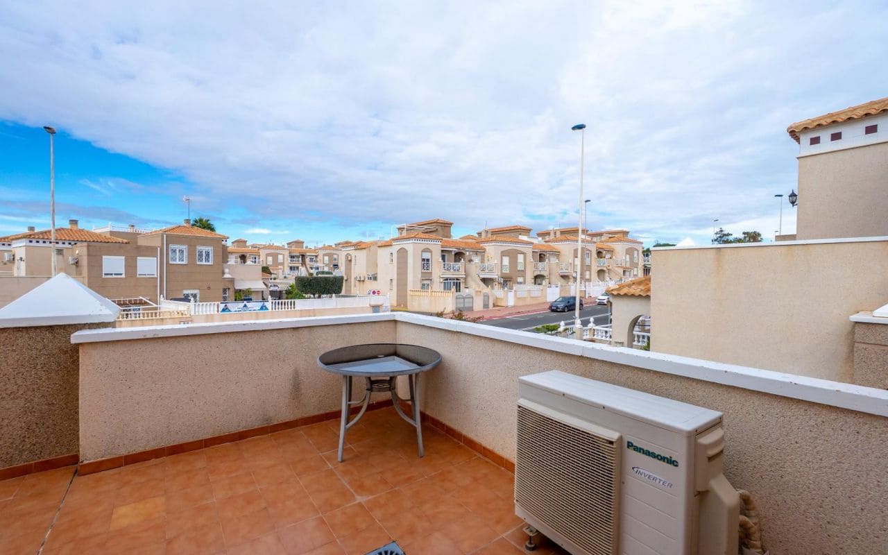 3 chambre Villa/Maison Mitoyenne à vendre à Torrevieja avec piscine - 229 000 € (Ref: 9525293)