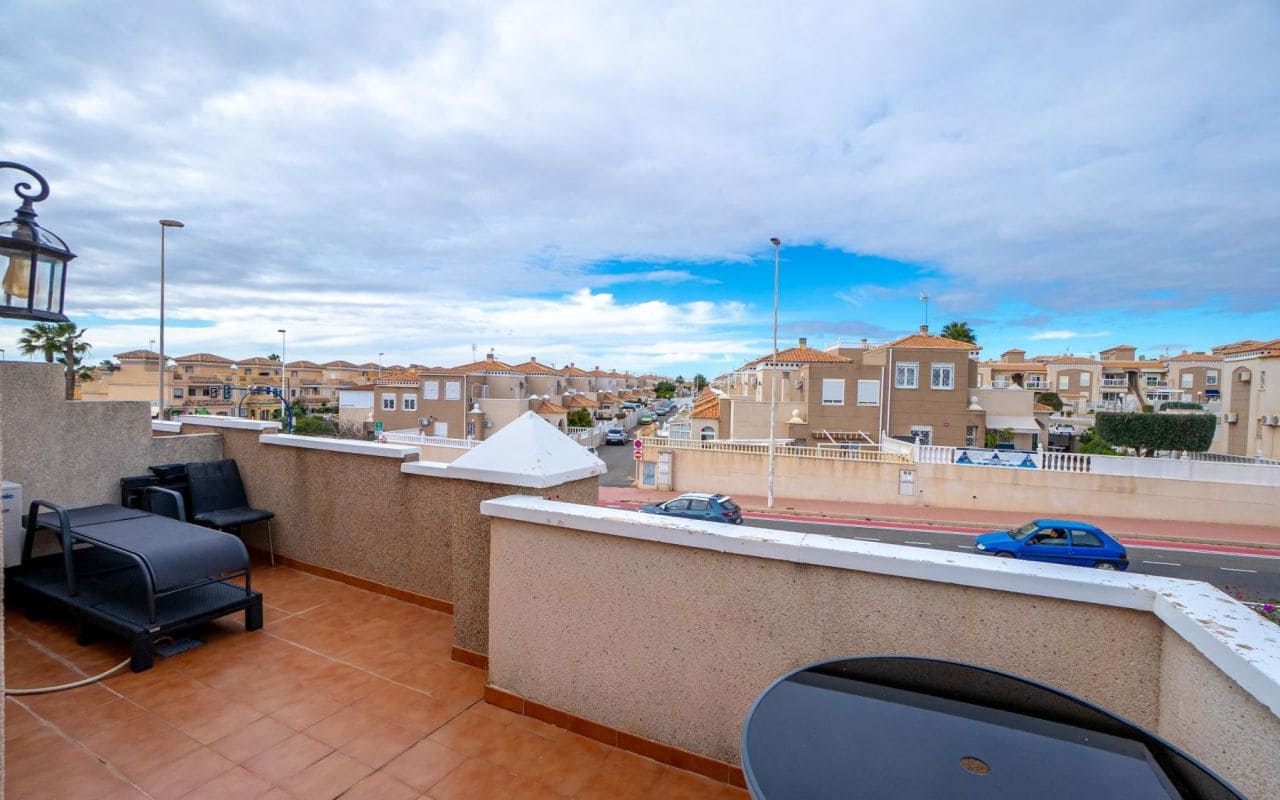 3 chambre Villa/Maison Mitoyenne à vendre à Torrevieja avec piscine - 229 000 € (Ref: 9525293)