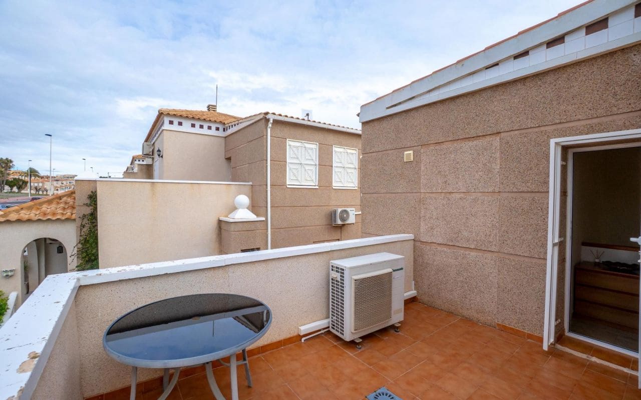3 chambre Villa/Maison Mitoyenne à vendre à Torrevieja avec piscine - 229 000 € (Ref: 9525293)