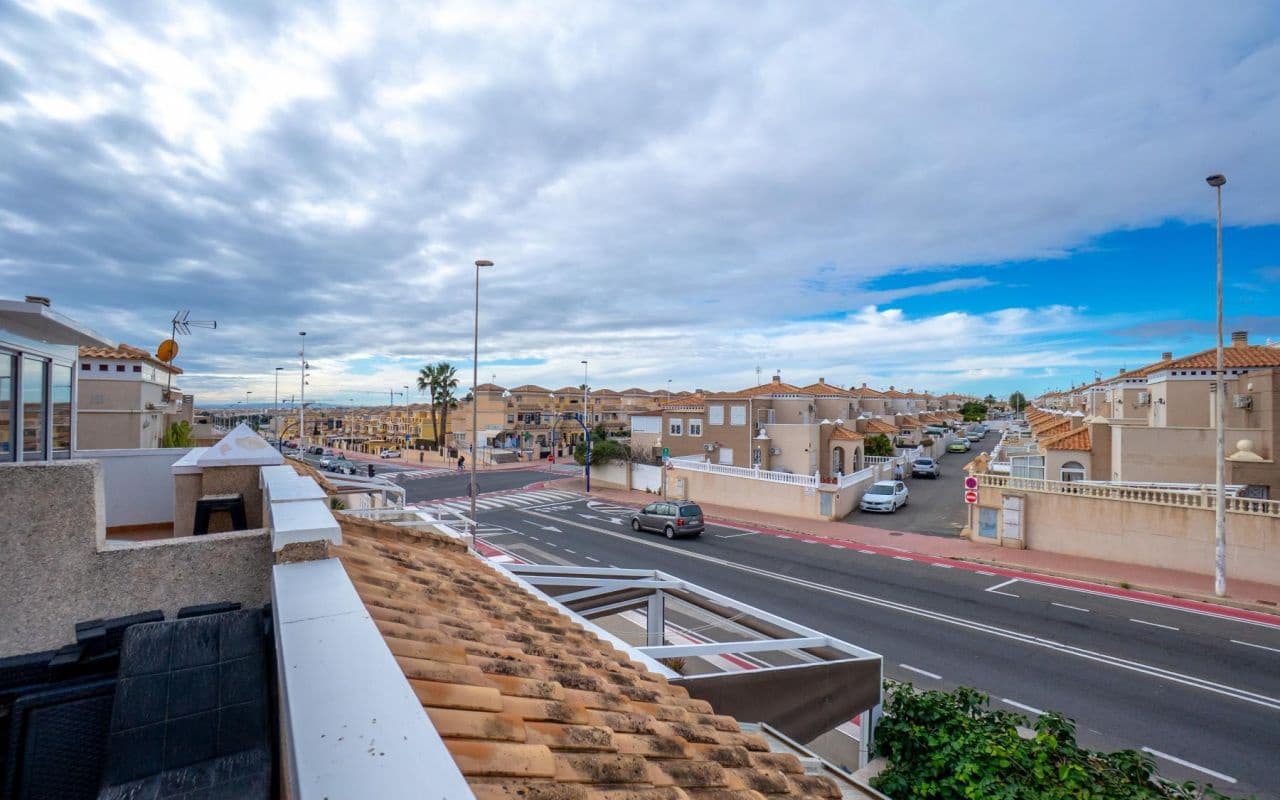 3 chambre Villa/Maison Mitoyenne à vendre à Torrevieja avec piscine - 229 000 € (Ref: 9525293)