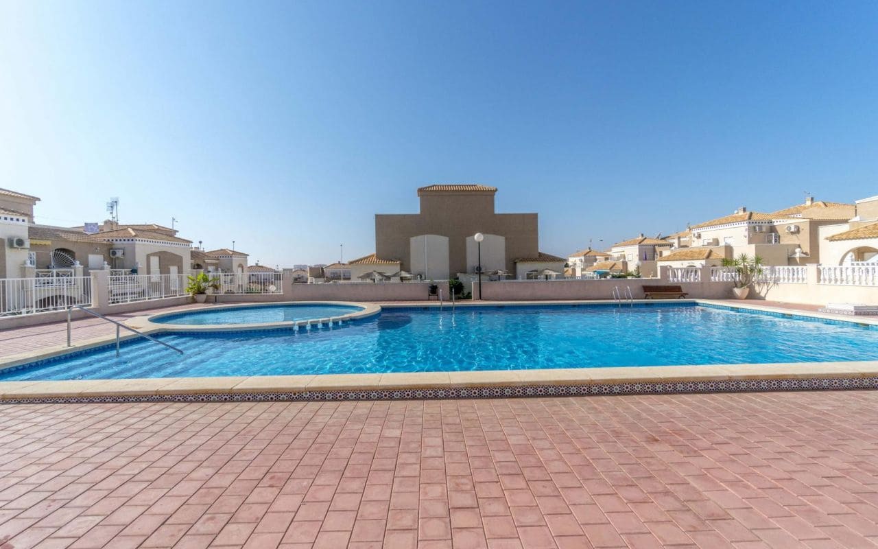 3 chambre Villa/Maison Mitoyenne à vendre à Torrevieja avec piscine - 229 000 € (Ref: 9525293)